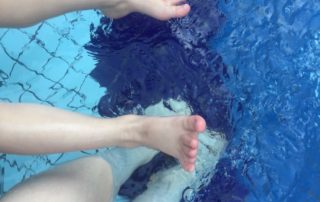 ножки в бассейне