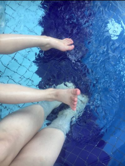 ножки в бассейне