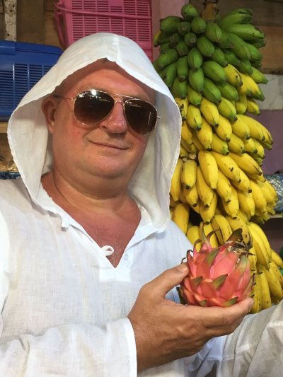 Мужчина с фруктами
